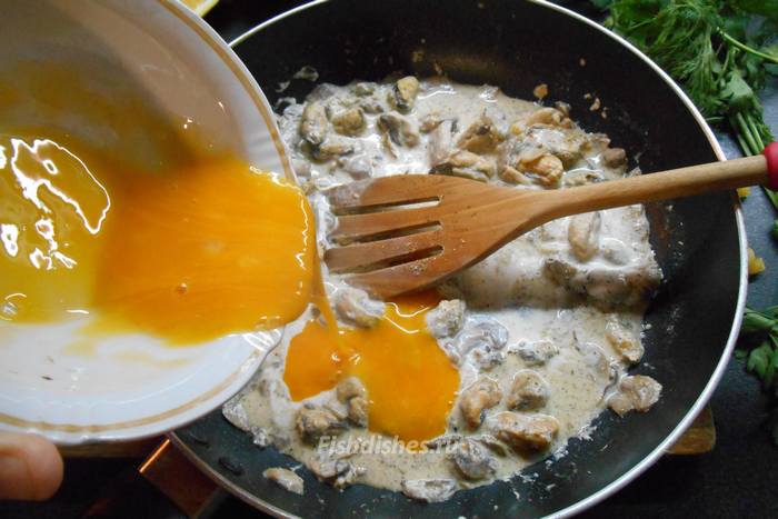 Взбейте желтки при помощи вилки и добавьте в соус