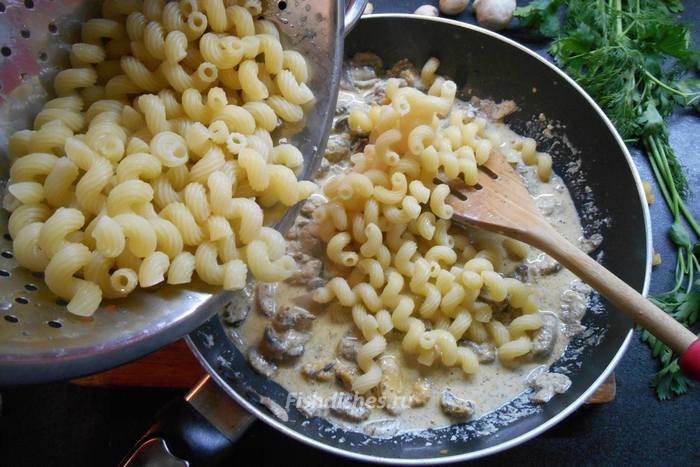 Горячие макароны выложите в сковороду с соусом