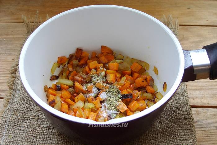 Обжарить нарезанные небольшими кубиками морковку и лук