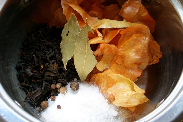В кастрюлю поместить черный чай, промытую луковую шелуху, соль и специи