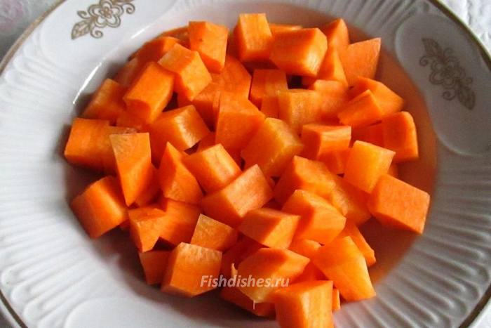 Морковь порезать кубиками