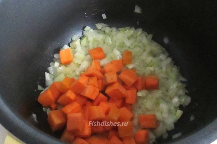 Положите кубики моркови