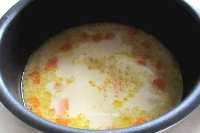 Хорошо перемешайте суп и готовьте 4 минуты