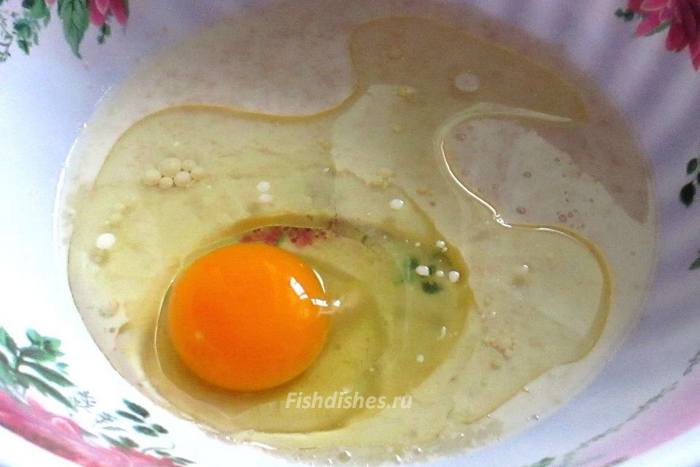 Добавьте яйцо, соль и 2 ложки растительного масла