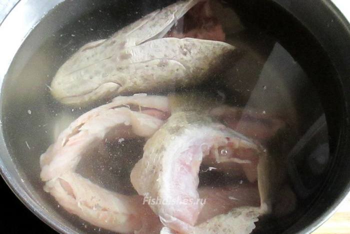 Сложите рыбу в кастрюлю с холодной водой