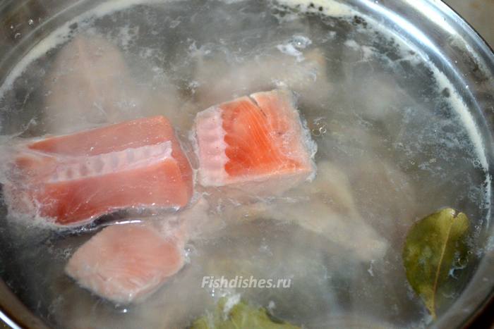 Подготовленные куски лосося опустить к овощам