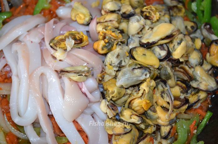 Добавить мидии и кальмаров на сковороду с овощами