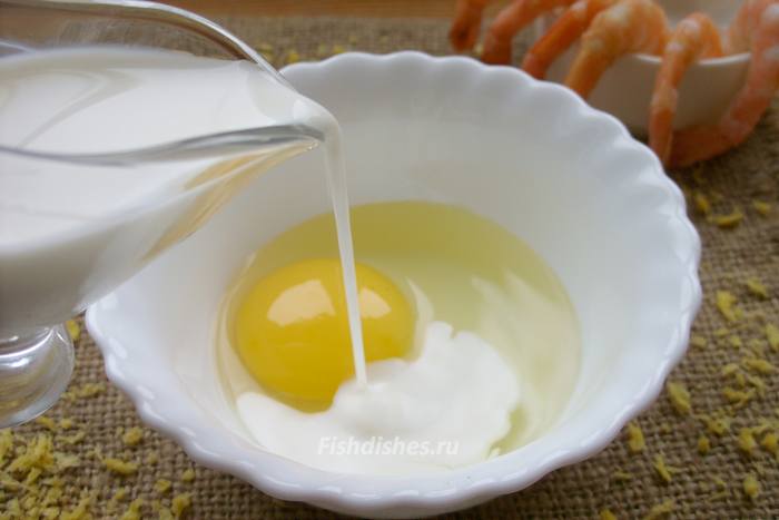 В небольшой миске перемешать яйцо с молоком