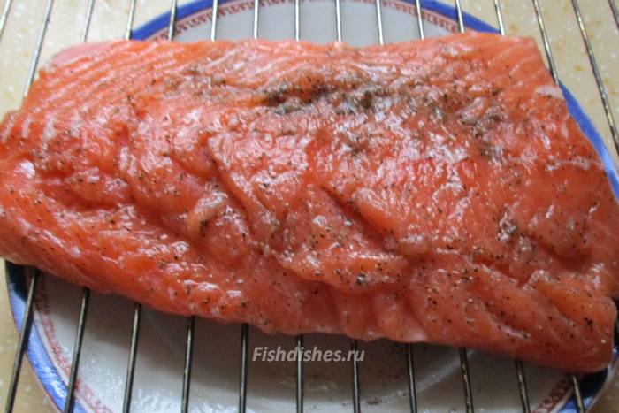 Отправьте рыбное филе в духовку на полчаса