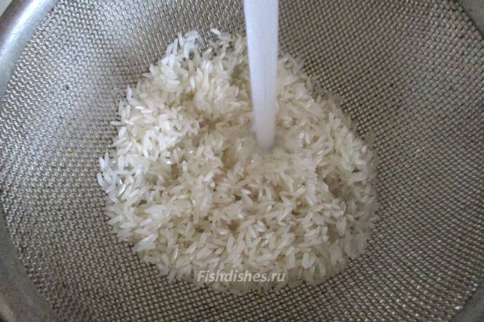 Несколько раз промыть рис в холодной воде