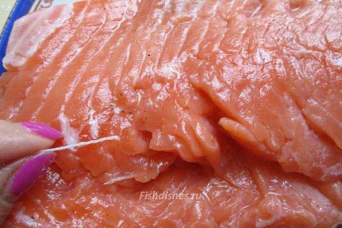 Удалите чешуйки и  косточки у филе лосося
