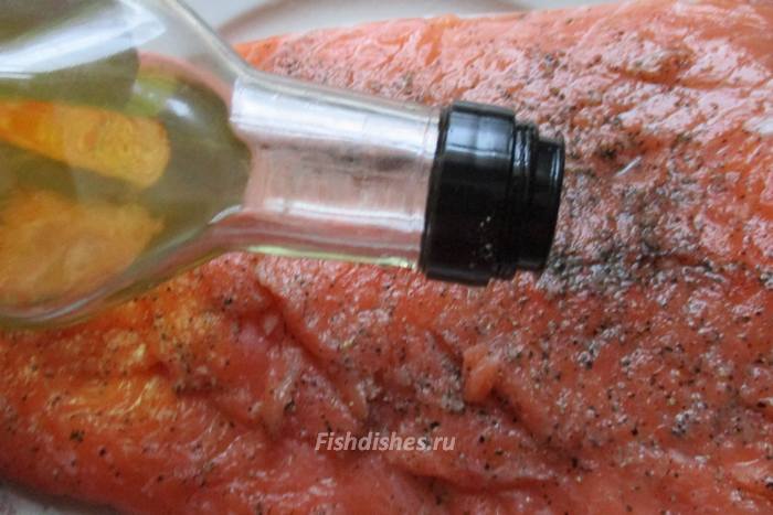 Полейте филе лосося растительным маслом