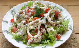 салат с кальмарами помидорами огурцами - пошаговый рецепт