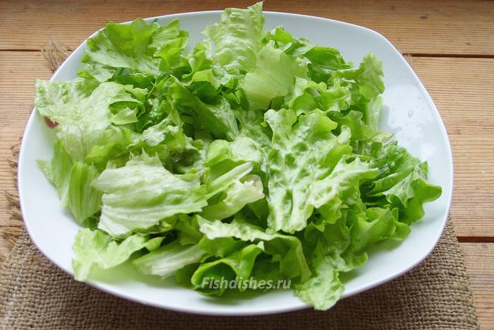 В миску выложить зеленый салат