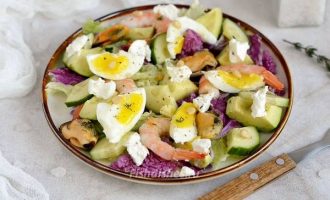 Салат с авокадо, сыром и морепродуктами
