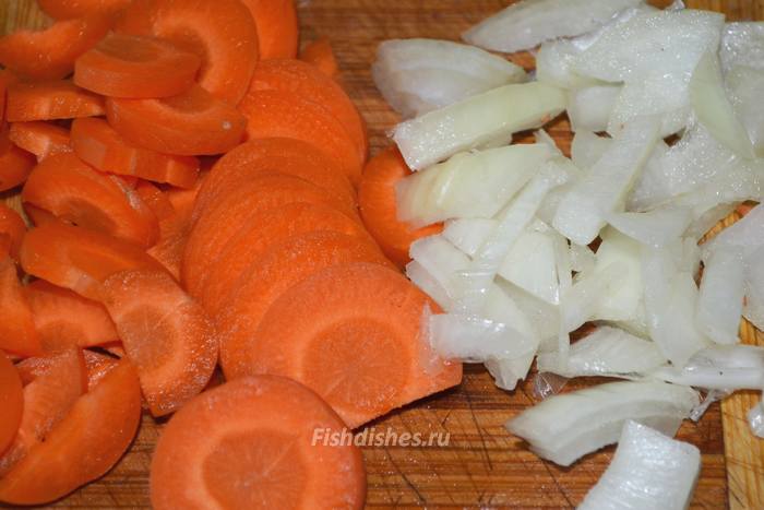 Нарезать репчатый лук и морковь