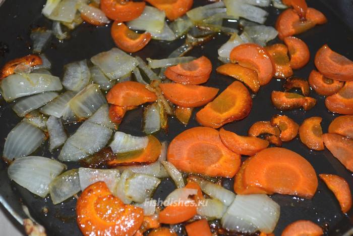 лук и морковь слегка обжарить на растительном масле