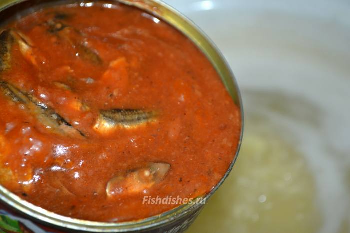 Кильку в томатном соусе выложить в кастрюлю