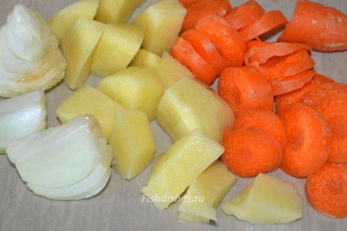 Очистить и крупно нарезать репчатый лук, морковку и картофель