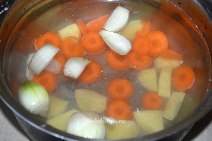 Положить овощи в холодную воду в кастрюлю