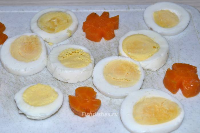 Яйца и морковь нарезать кружочками