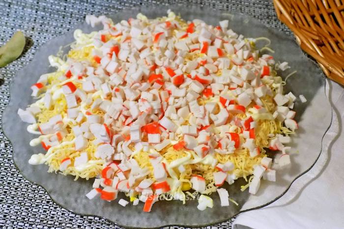 слоеный салат с крабовыми палочками, кукурузой и сыром