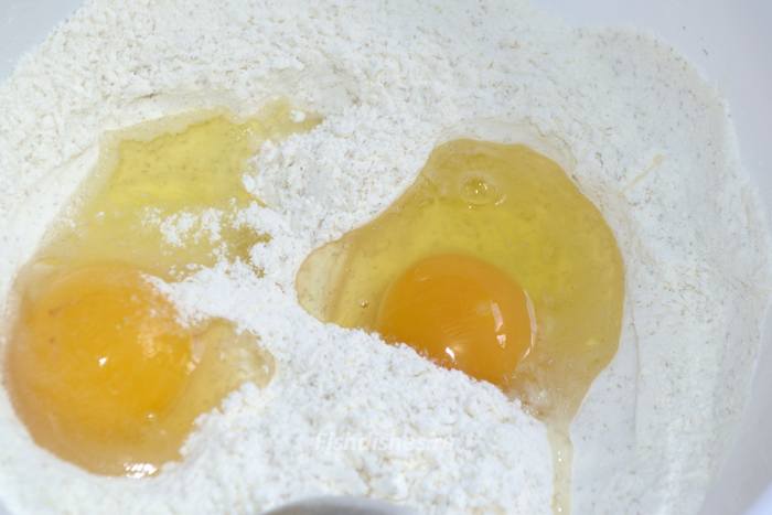 Сухие ингредиенты размешать и разбить яйца