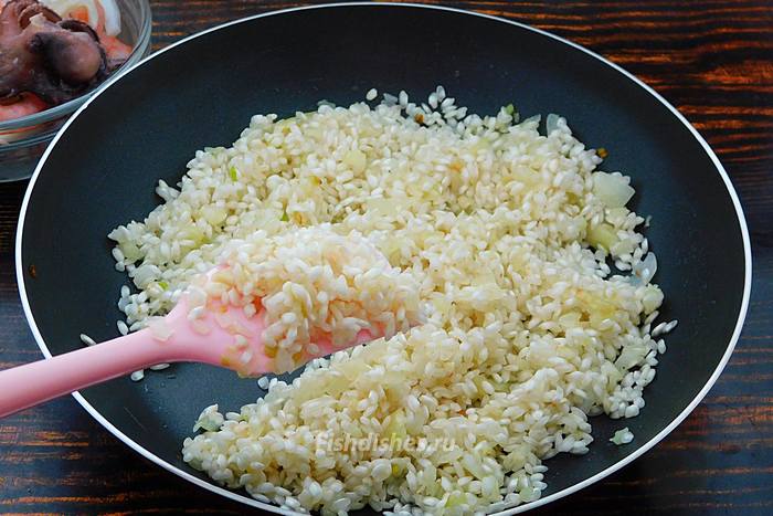 Поджарить рис с луком
