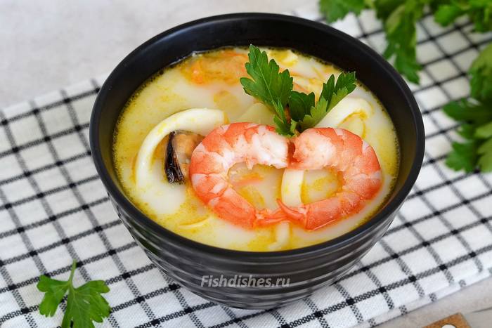 сырный суп с креветками, мидиями и кальмарами