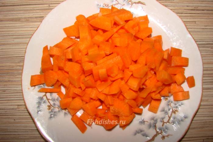 Нарежьте кубиками морковку
