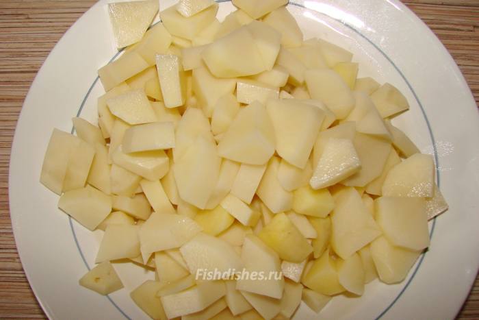 Мелко нарежьте картофель