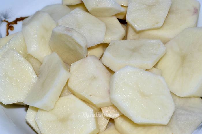 Нарезать клубни картофеля кружочками
