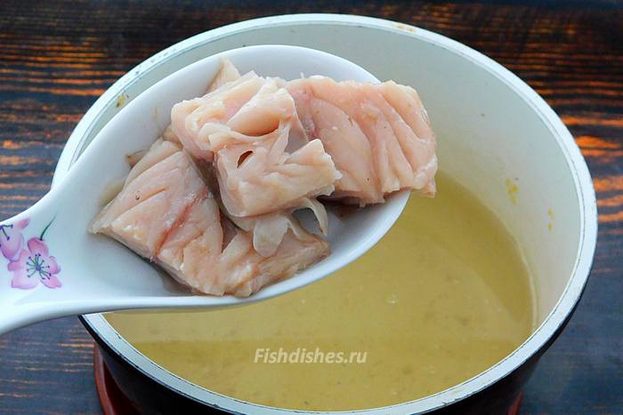 Рыбное филе нарезать на порционные кусочки и опустить в кипящий бульон