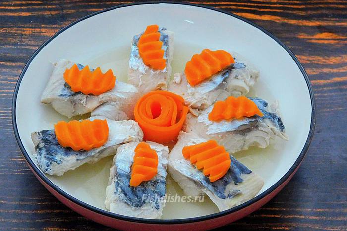 Украсить заливное из рыбы с желатином морковью